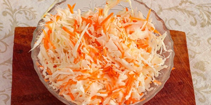 Комбинирайте нарязано зеле и моркови