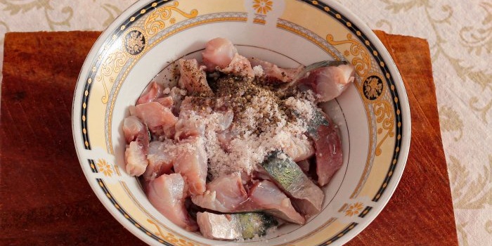 Condimenteu les rodanxes de peix amb condiment coreà preparat