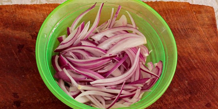 Chop the onion lengthwise or crosswise into thin strips