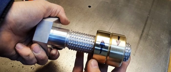 How to cut threads in two directions on a lathe with your own hands