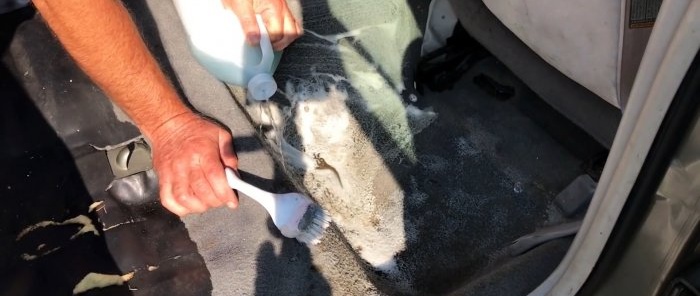 Spălarea covorului în mașină