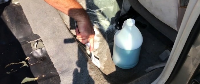 El proceso de limpieza de alfombras en un coche.