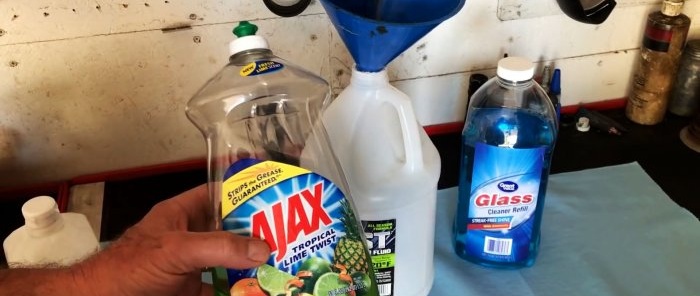 A continuació, afegiu detergent per a plats