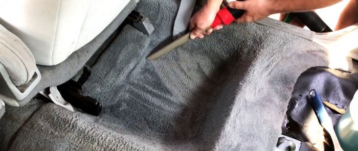 köpüklü kirli suyu bir yıkama elektrikli süpürgesi kullanarak toplayın