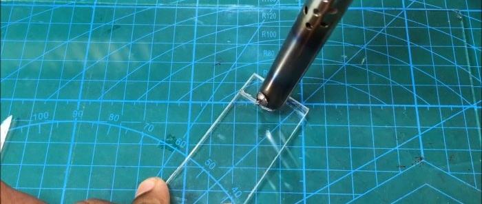 Taglio del plexiglass con un taglierino fatto in casa
