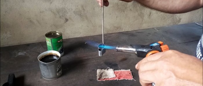 Arbeidsstykket varmes opp med en gassbrenner