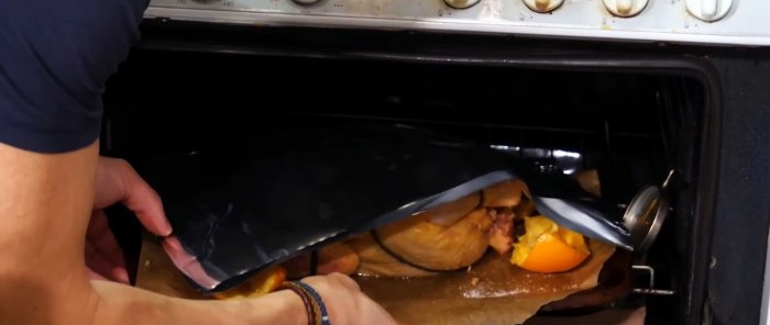 Kyllingen sættes i en forvarmet ovn i 25-35 minutter.