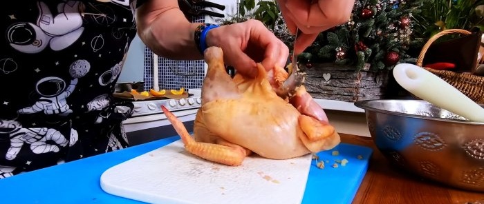 Vulling wordt aan de kip toegevoegd