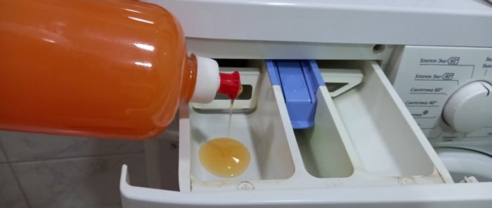 Pour liquid soap into the washing machine