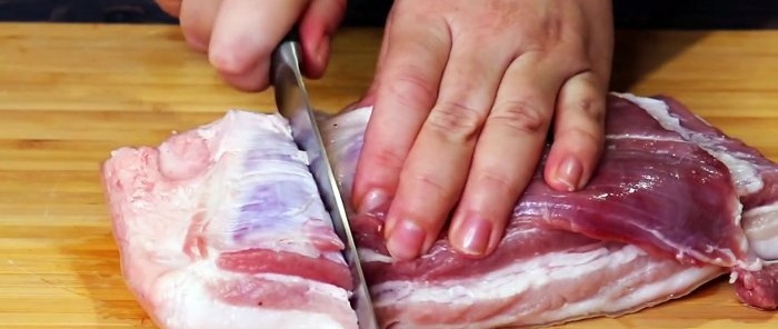 Greix de ventresca de porc o carn tallada a trossos grans