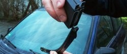 Paano i-update ang windshield wiper blades gamit ang isang homemade cutter at makatipid ng pera