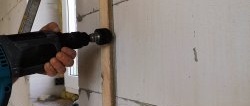 How to groove a wall with a drill without a wall chaser in aerated concrete