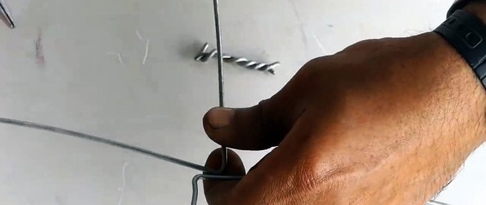 Mål og bøy endene av ledningen i 90 grader