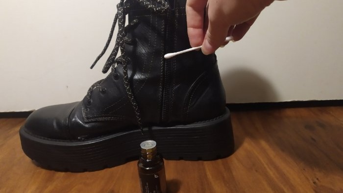 Smør låsen på skoene med olie