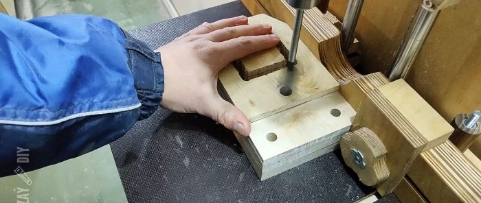 Hur man gör ett kraftfullt skruvstycke av plywood och en domkraft