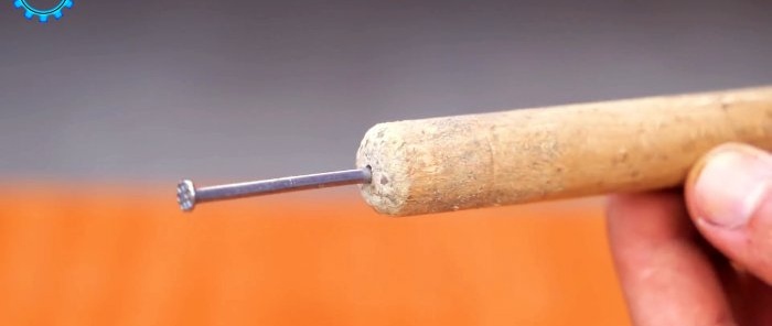Uzun bir sapın ucuna bir çivi çakılır