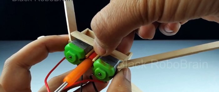 Cara membuat helikopter pemutar berkembar yang berfungsi menggunakan motor mainan biasa
