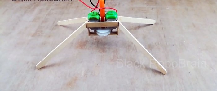 Hogyan készítsünk működő ikerrotoros helikoptert normál játékmotorok segítségével