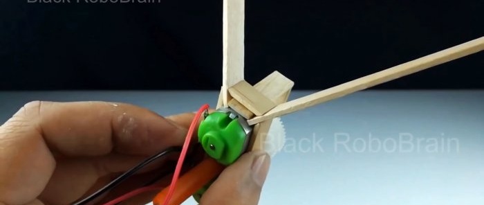 Sıradan oyuncak motorları kullanarak çalışan çift rotorlu bir helikopter nasıl yapılır?