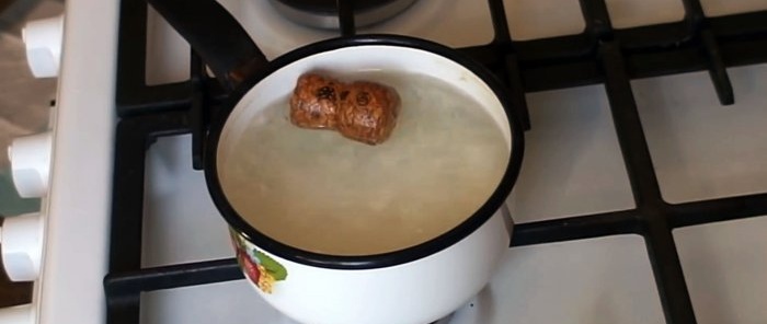 En kork slängs i en kokande panna