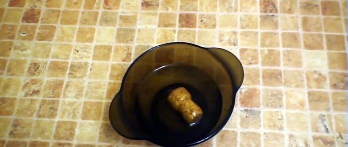 Col·loqueu el tap de xampany en un bol amb aigua