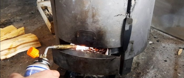 For at tænde ovnen skal du antænde affaldsasken ved hjælp af en gasbrænder