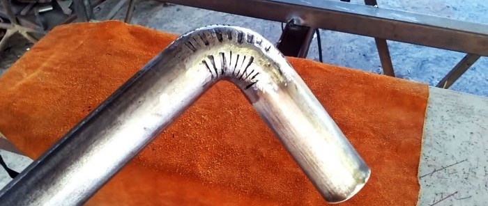 Необичаен начин да направите идеално огъване под прав ъгъл на кръгла тръба без огъвач за тръби