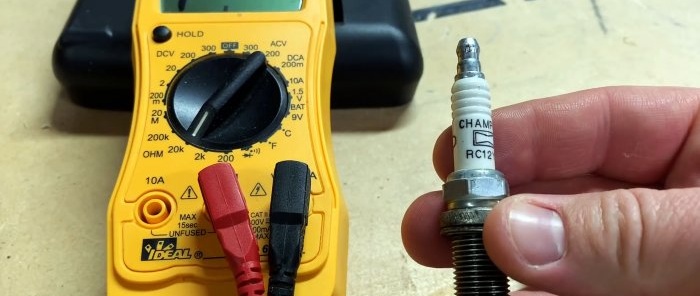 So überprüfen Sie Zündkerzen mit einem Multimeter