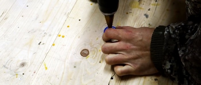 Perforant un forat a la tapa d'una ampolla de plàstic