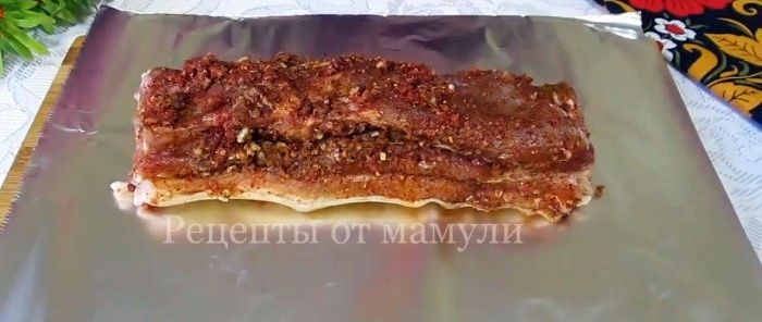 Baharat serpilmiş uzun domuz yağı şeritleri