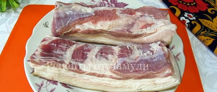 Yıkanmış ve kurutulmuş göğüs eti uzun şeritler halinde kesilir.