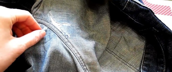 Jeansene vendes med vrangen ud og hullets kanter glattes ud med et strygejern.