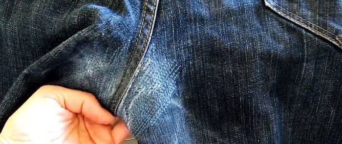 El parche en los jeans no se nota.