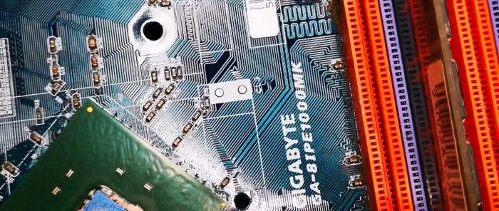 you can see printed conductors running in pairs in parallel