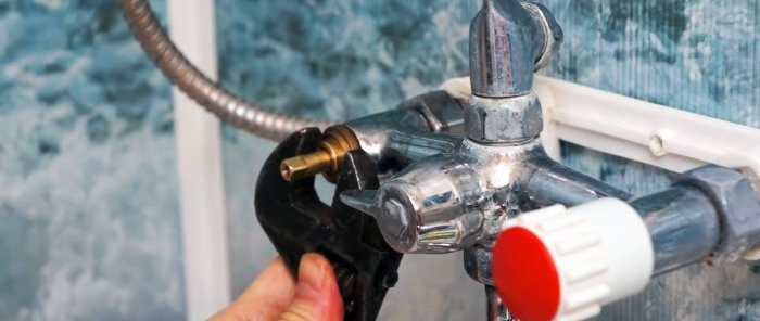 i-unscrew ang valve axle mula sa mixer gamit ang isang adjustable wrench