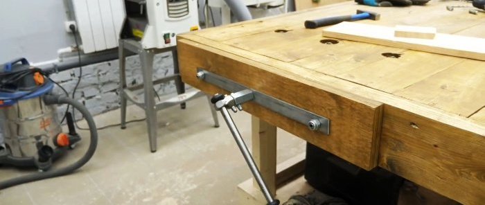 Cómo hacer un tornillo de banco de carpintero para un banco de trabajo con amortiguadores viejos