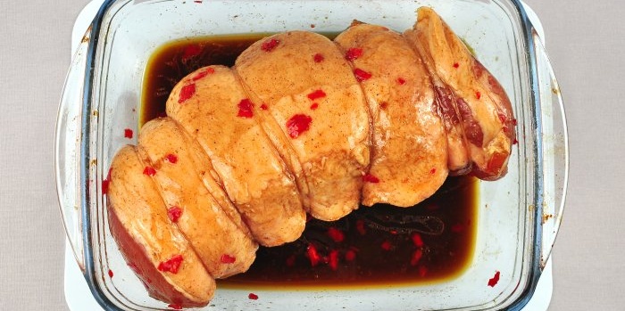 Wie man Schweinefleisch köstlich mariniert und im Ofen backt