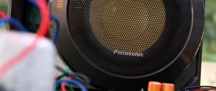 Sinusuri namin ang amplifier sa pamamagitan ng pagkonekta nito sa isang malakas na speaker