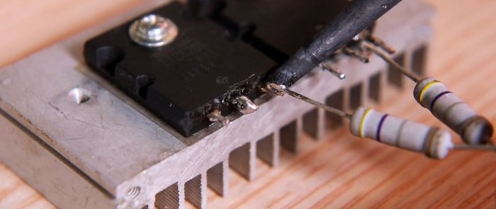 Het solderen van de transistoren