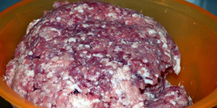 Hackfleisch wird aus Schweinefleischbrei zubereitet