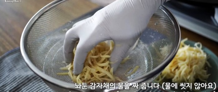 Col·loqueu les patates tallades en un colador i espremeu-les