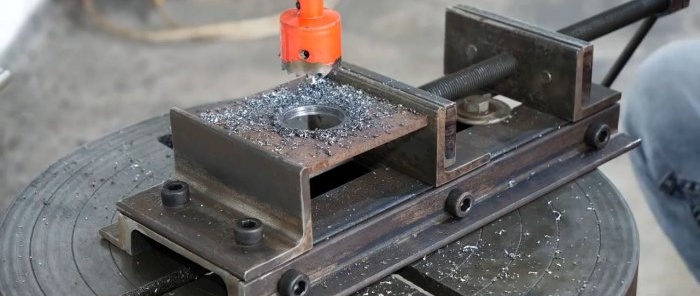 Cómo hacer un tornillo de banco sencillo para una perforadora sin soldar