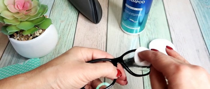 Нанесите шампон на сочива наочара