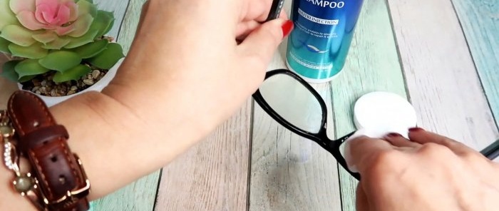 Tør bagsiden af ​​brillerne af med shampoo