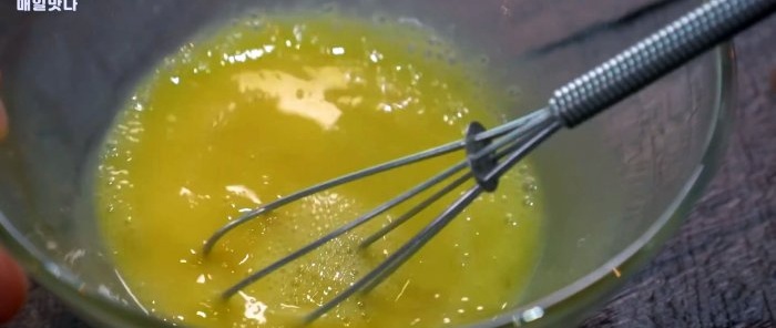 V samostatnej miske rozbite vajíčko a premiešajte