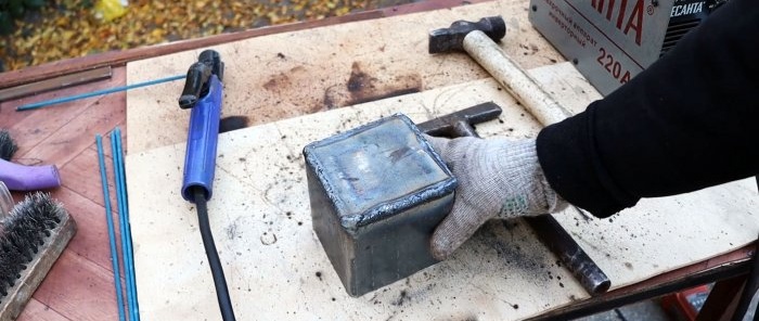 Ein Stahlblechboden ist mit einem Profilrohrstück verschweißt