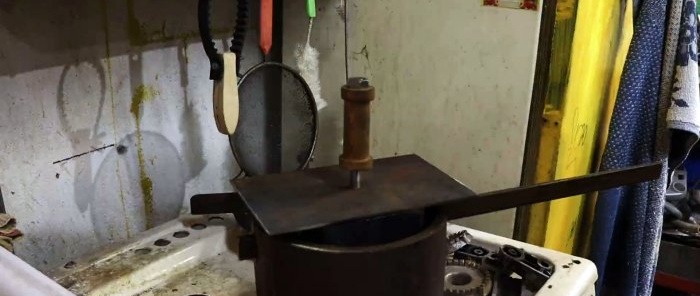 הצינור מותקן על תנור גז מואר