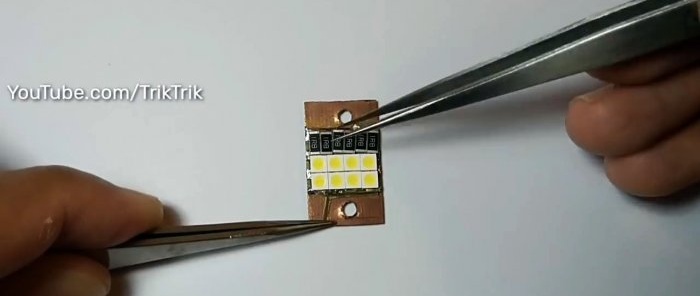 LED-urile și rezistențele sunt dispuse conform diagramei