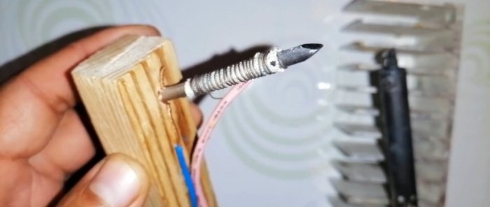 naka-screw ang nichrome wire