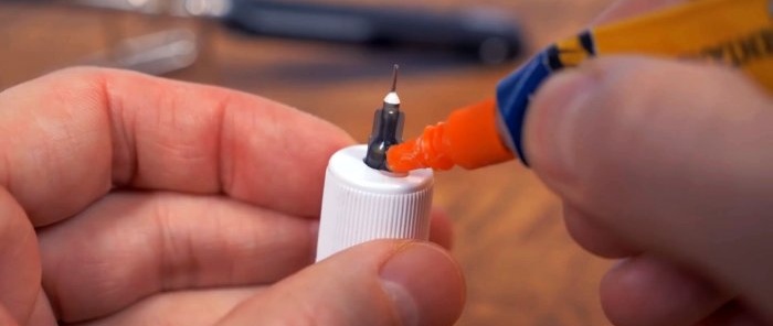 Kailangan mong idikit ang isang syringe needle sa takip